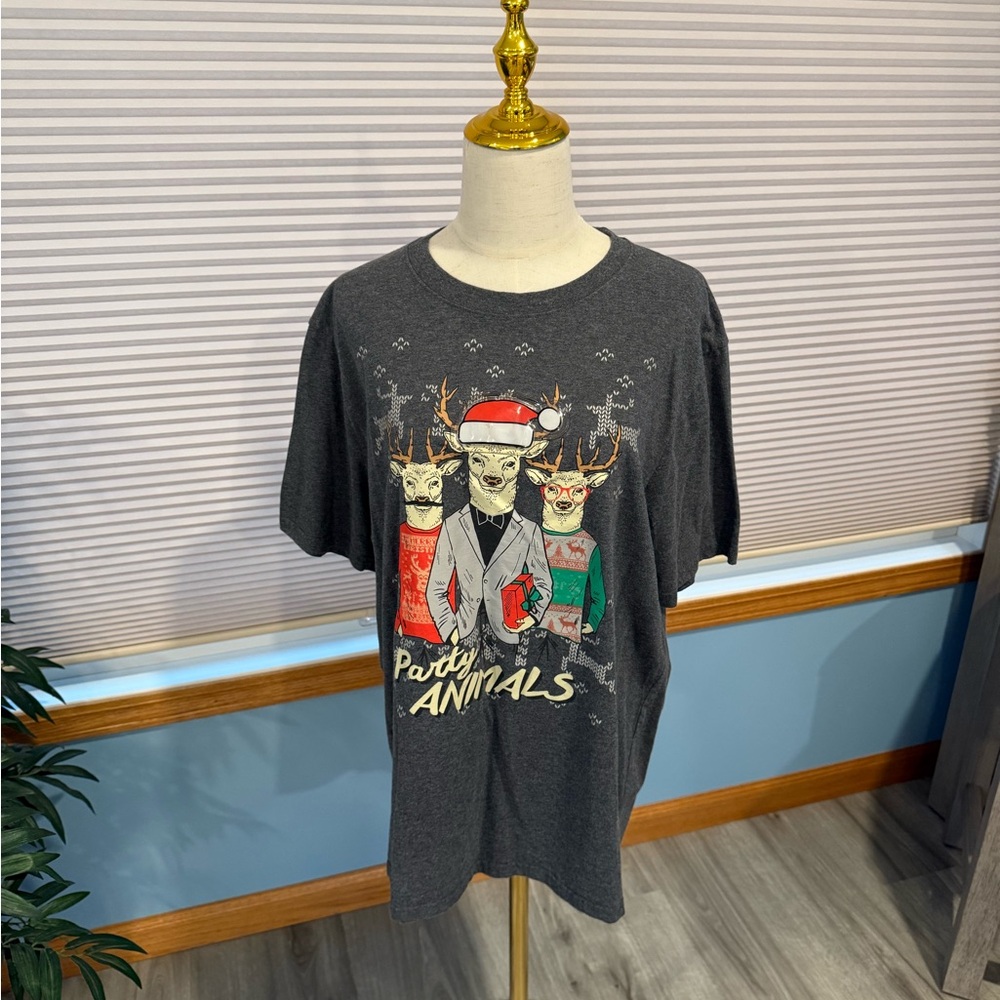 Men's Gray Graphic Tee - Festive Reindeer Design